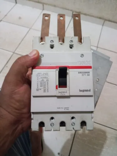 Vendo Disjuntor em Caixa Moldada Legrand DRX250H 150A Trifásico.