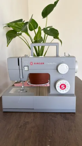Vende -se uma máquina de costura Singer Facilite