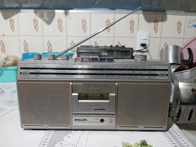 Radio gravado Philips modelo D8201 Ler anuncio.