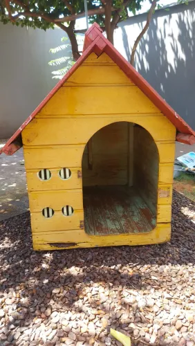 Casa de cachorro Grande, usada e precisa de pequenos reparos