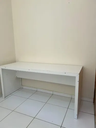 Escrivaninha branca, super espaçosa. Ideal para estudos, home office e computador