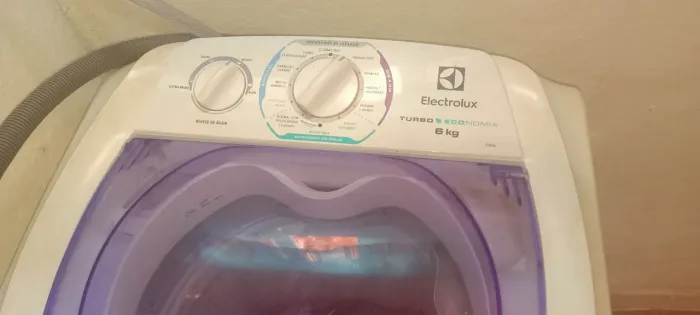 Máquina de lavar roupa Electrolux e também um refrigerador. Os 2 por 600 