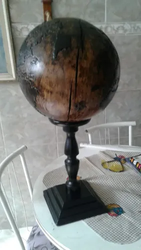 Antigo e Raro Globo de madeira maciça.