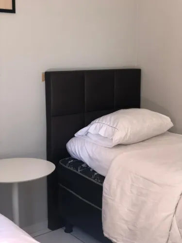 Cabeceira para cama de solteiro em corino marrom
