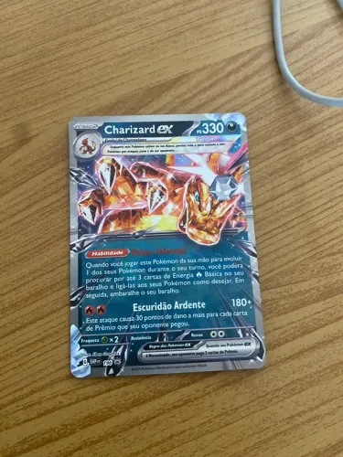Carta Pokémon charizard e reshiram 