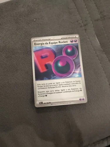 Carta Pokémon energia da equipe Rocket