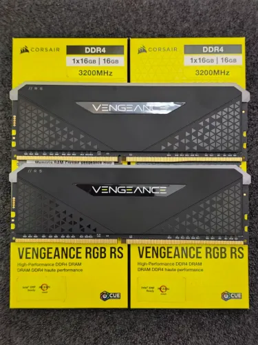 Memória RAM 32GB (2x16GB) Corsair Vengeance RGB RS DDR4 3200MHz CL16 - Estado de novo
