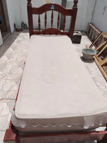 Cama em madeira mogno com colchão
