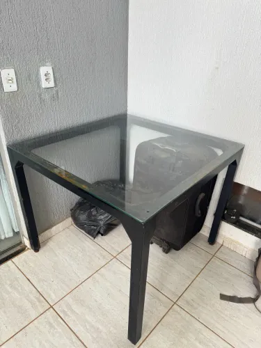 Vendo mesa 1X1 metro com tampo de vidro. Estrutura no metalon bem resistente.