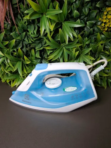 Ferro a Vapor Electrolux Antiaderente | Easyline SIE60 | Produto Novo