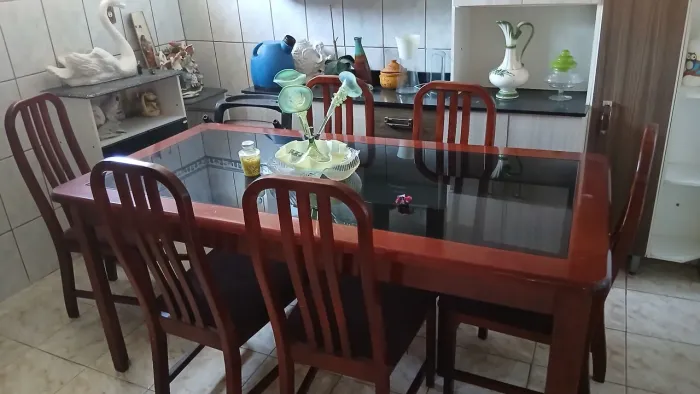 Mesa de janta de madeira pura de 06 lugares 
