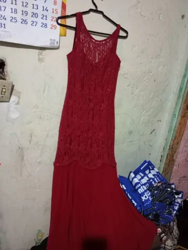 Estou vendendo vestido semi novo de festa só foi usado uma vez