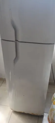 Geladeira Eletrolux 261L