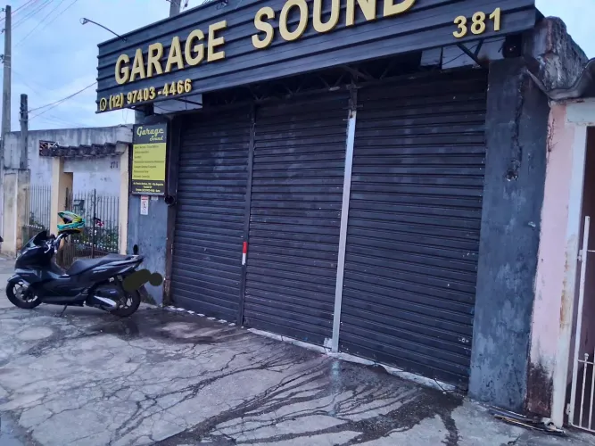 Vende-se porta de comércio
