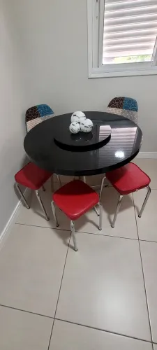 Mesa com 3 banquetas e 2 cadeiras eiffel.