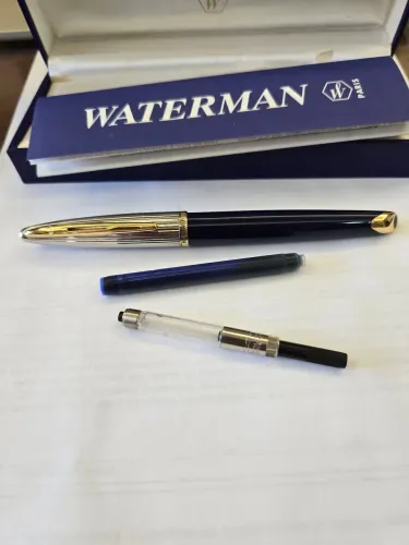 Maravilhosa Caneta Waterman a Pena cor azul Prússia e tampa cromo, com dourado.