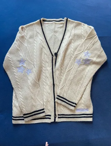 cardigan de tricô de cabo creme, inspirado no álbum Folklore da Taylor Swift