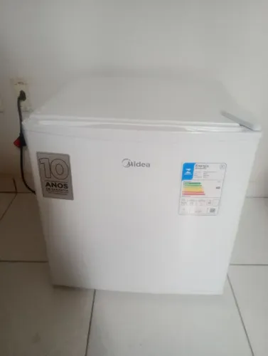 Vende se frigobar semi novo em perfeito estado.motivo da venda , não usamos.