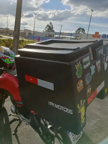 Bau 135 litros preto com suporte e alongador