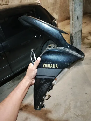 Carenagem lado direito Yamaha Fluo 125