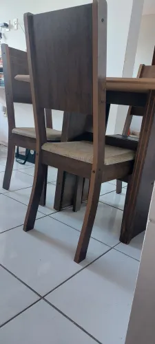 Mesa em MDF com 4 cadeiras