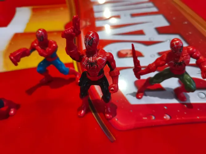 Bonecos do homem aranha