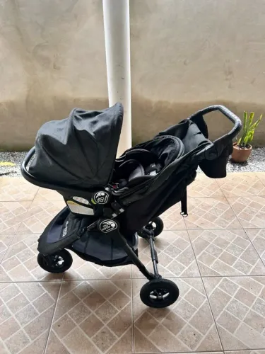 Carrinho Baby Jogger CITY MINI GT e Bebê conforto acoplável com ISOFIX