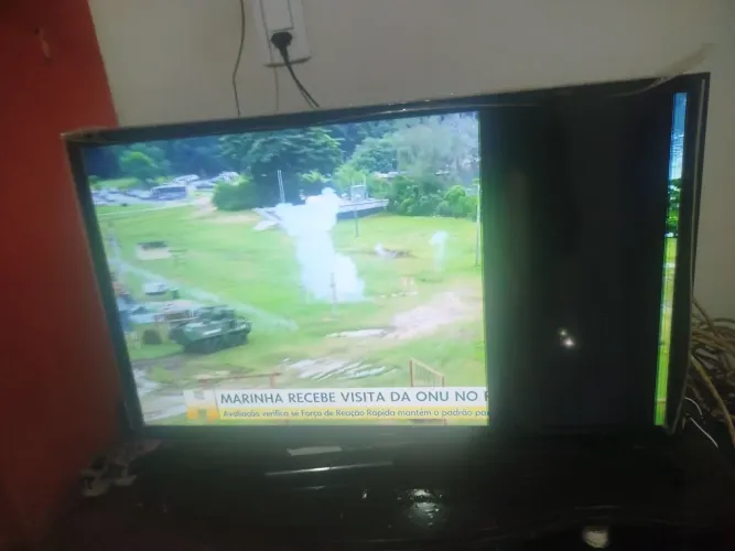 Tv Samsung, 32 polegadas, com listras na tela