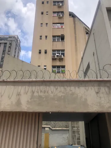 Vendo ótima sala no bairro Funcionários, em frente ao prédio mais moderno da FIEMG