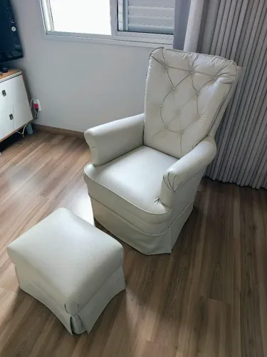 Poltrona de amamentação com pufe e balanço