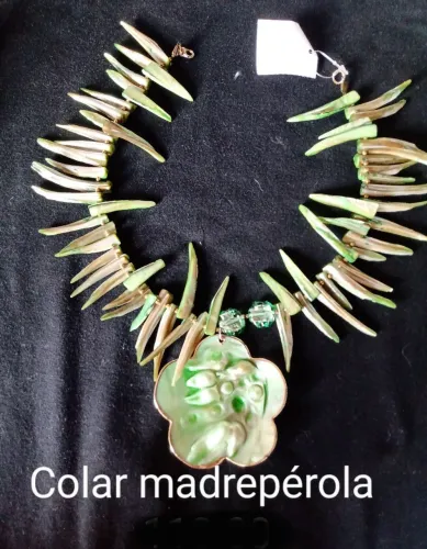 Colar estilo madrepérola 42cm Verde com o medalhão banhado em fio de ouro 