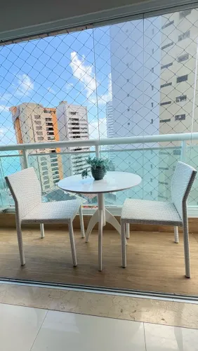 conjunto de mesa redonda com duas cadeiras de fibra sintética