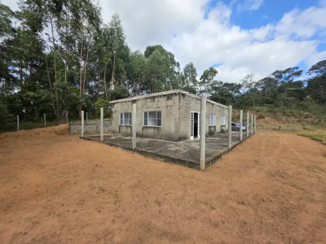 Exelente área de 20.000 m² com casa espasosa na Região de Antonio dos Santos.