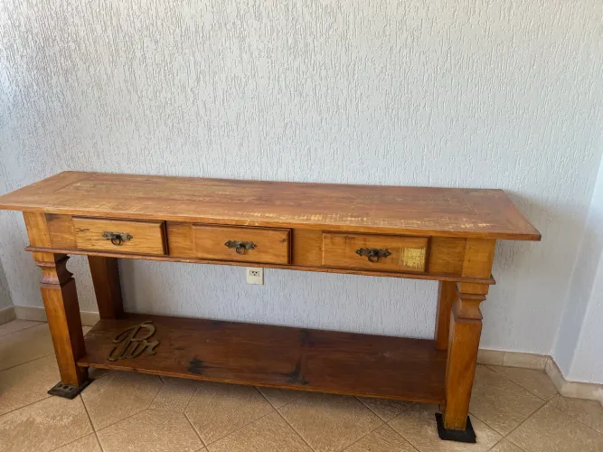 Vendo aparador de madeira maciça de demolição