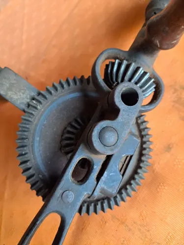 Furadeira manual antiga 