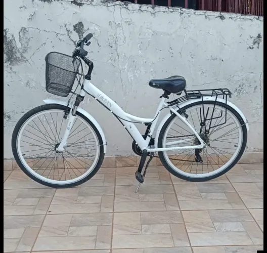 Bicicleta urbana tito Urbana Premium aro 28, 21 marchas cambio Shimano com suspensão 
