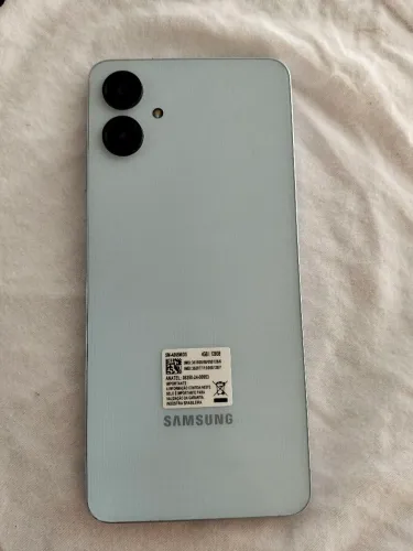Vendo celular Samsung A06 novo sem detalhes, carregador original 