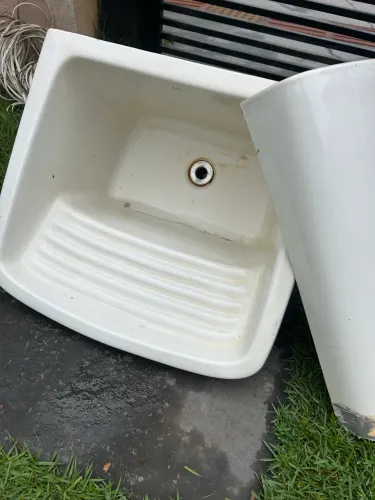 Tanque de lavar em cerâmica.