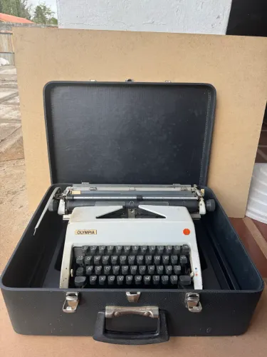 Máquina de escrever com maleta Olympia