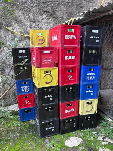 Garrafas de cerveja stela com engradados