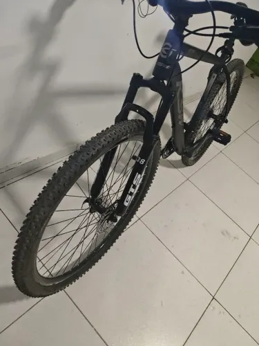 Pneu de entrada, novo e forrado.