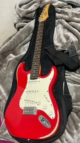 Guitarra condor vermelha