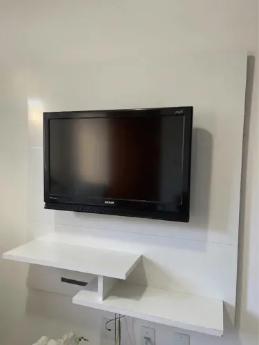 Painel de tv e poltronas