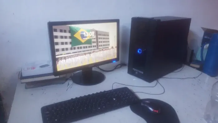 Vendo por 450$ Ou troco por notebook. PC COM DEFEITO DE CAIXA DE SENHA E PRECISA FORMATAR