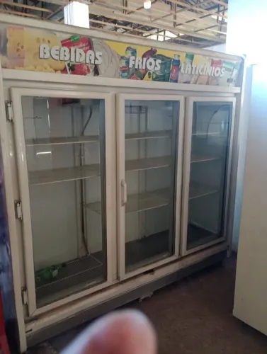Vende-se vitrine fria