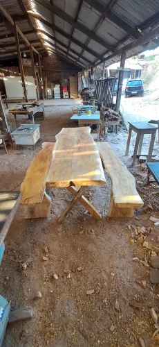 mesa rústica com bancos