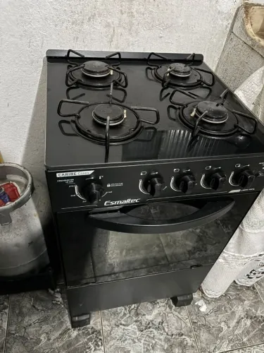 Fogão preto mesa de vidro