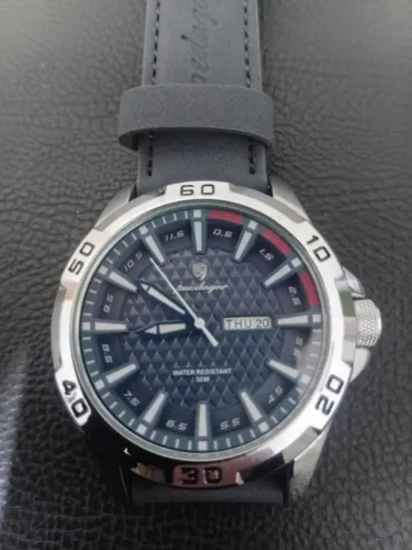 Relógio Poedagar fundo azul e pulseira de couro azul