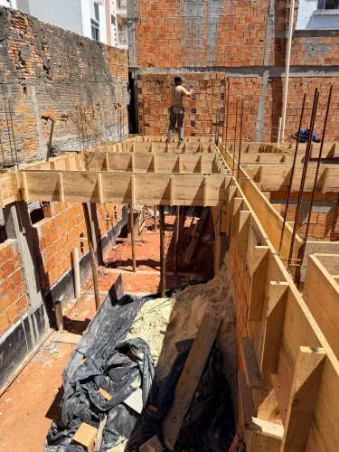 Procuro servente de pedreiro 