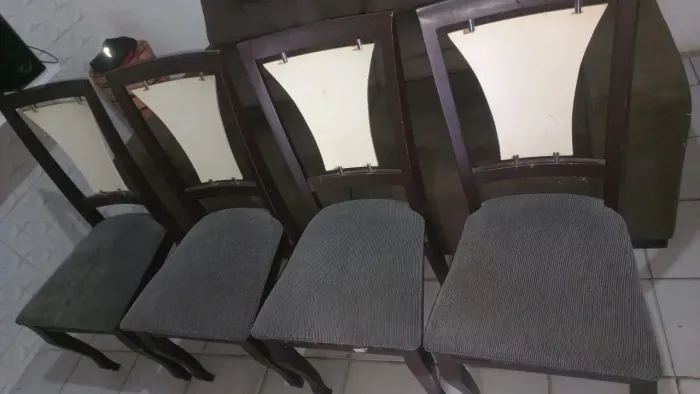 Cadeiras de jantar de madeira + sofá que vira cama.